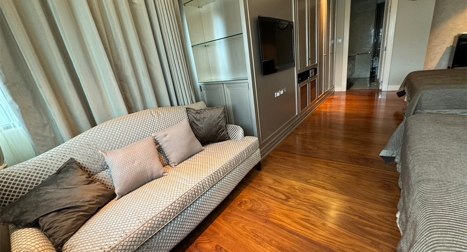 For sale 4 bedrooms condo in Sathon, Bangkok