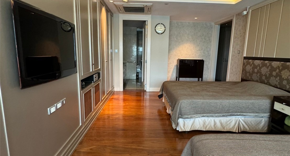For sale 4 bedrooms condo in Sathon, Bangkok