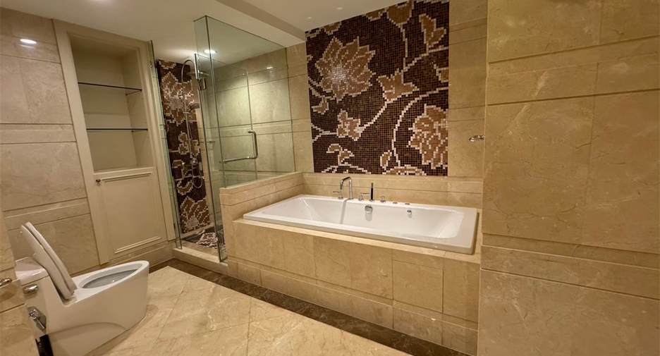 For sale 4 bedrooms condo in Sathon, Bangkok