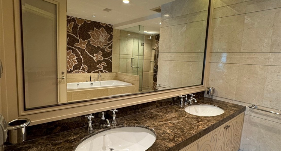 For sale 4 bedrooms condo in Sathon, Bangkok