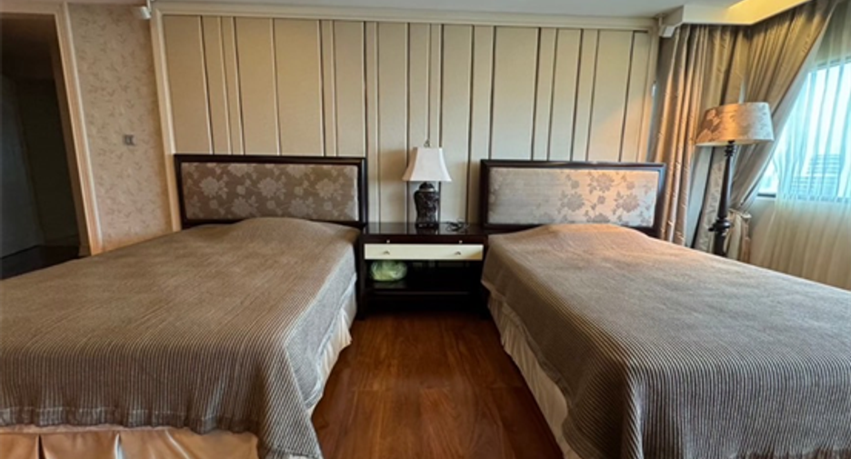 For sale 4 bedrooms condo in Sathon, Bangkok