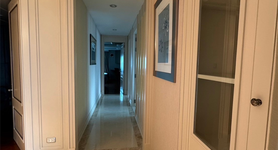 For sale 4 bedrooms condo in Sathon, Bangkok