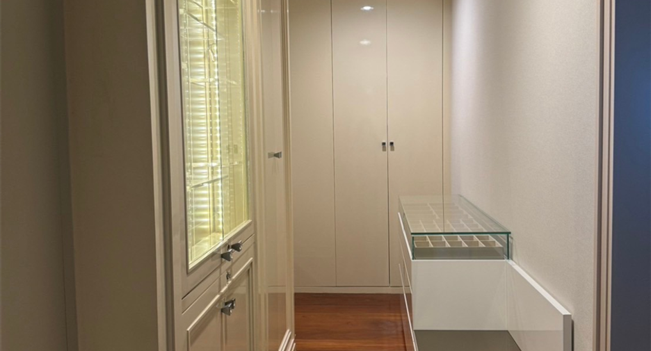 For sale 4 bedrooms condo in Sathon, Bangkok