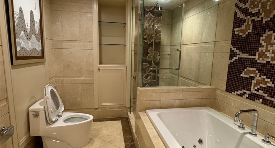 For sale 4 bedrooms condo in Sathon, Bangkok