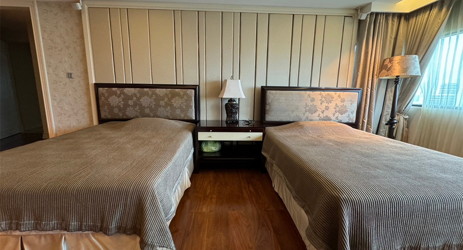 For sale 4 bedrooms condo in Sathon, Bangkok