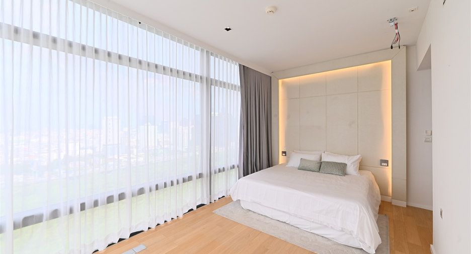 For sale 3 bedrooms condo in Watthana, Bangkok