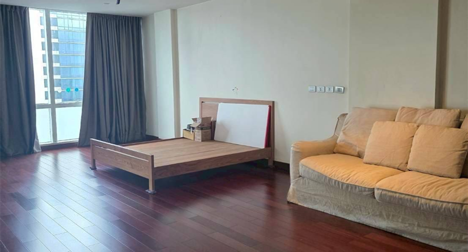 For sale 3 bedrooms condo in Khlong Toei, Bangkok