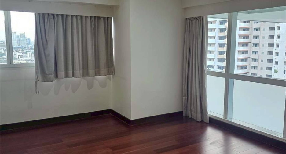 For sale 3 bedrooms condo in Khlong Toei, Bangkok