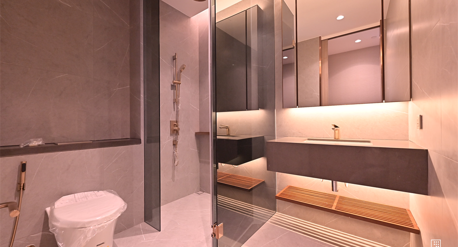 For sale 2 bedrooms condo in Khlong Toei, Bangkok