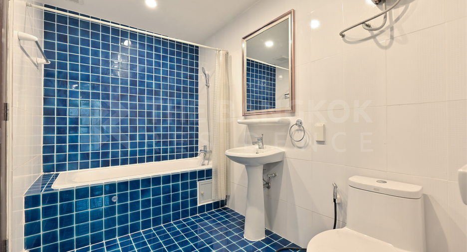 For sale 3 bedrooms condo in Khlong Toei, Bangkok