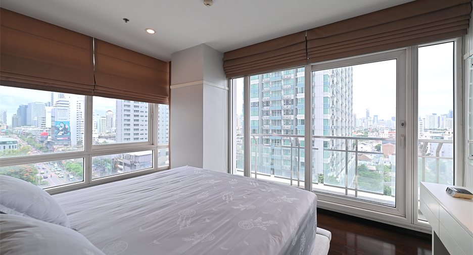 For sale 3 bedrooms condo in Watthana, Bangkok