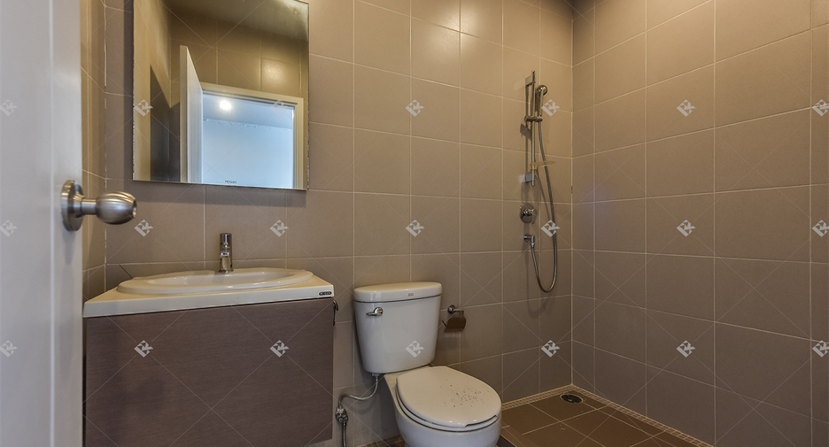 For sale 2 ベッドルーム condo in Khlong San, Bangkok
