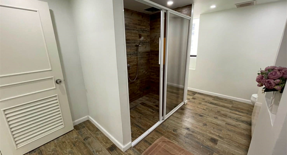 For sale 3 bedrooms condo in Khlong Toei, Bangkok