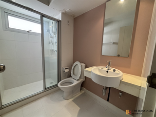 For sale 2 ベッドルーム condo in Phra Khanong, Bangkok