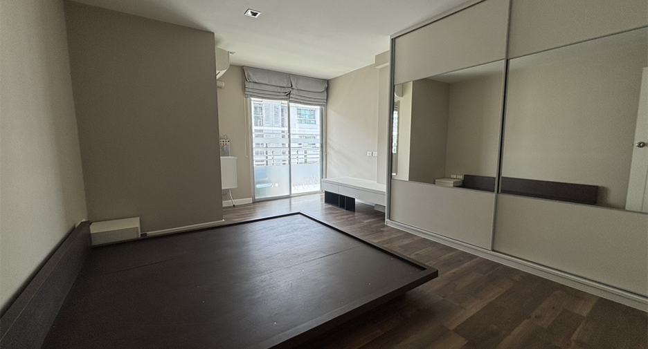 For sale 2 bedrooms condo in Phra Khanong, Bangkok