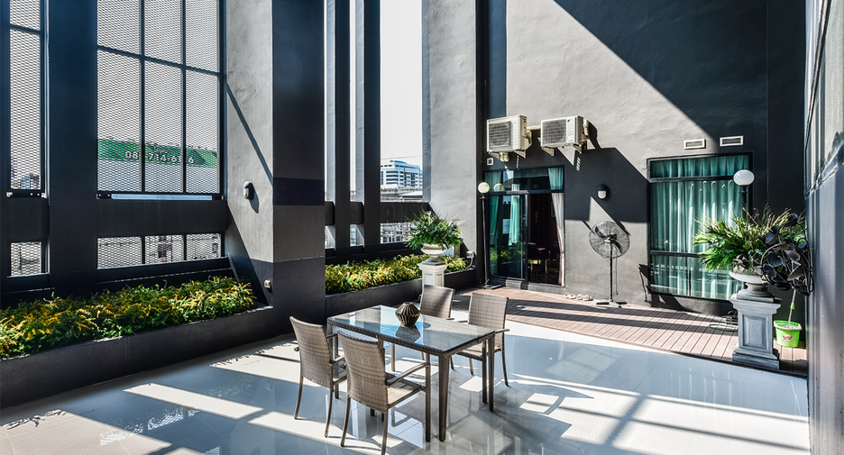 For sale 3 bedrooms condo in Watthana, Bangkok