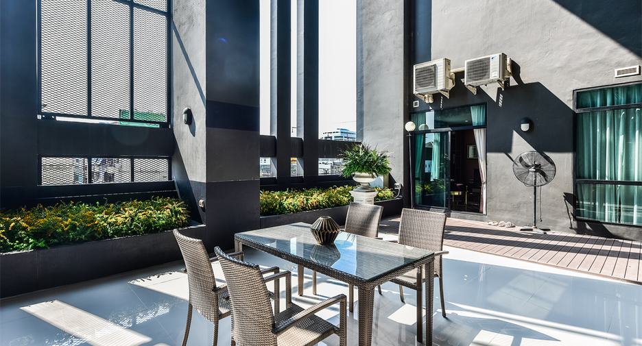 For sale 3 bedrooms condo in Watthana, Bangkok