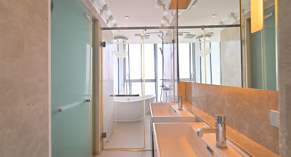 For sale 3 bedrooms condo in Khlong Toei, Bangkok