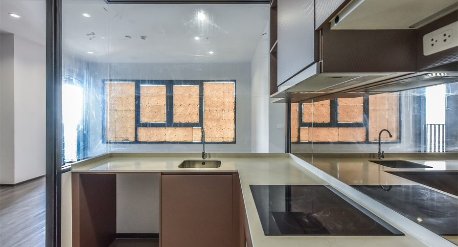 For sale 3 bedrooms condo in Khlong Toei, Bangkok