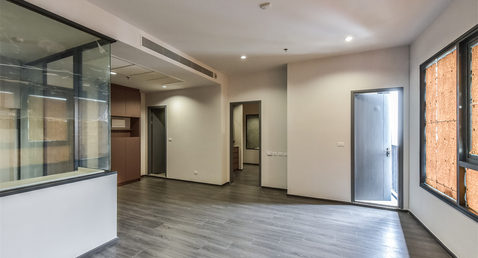 For sale 3 bedrooms condo in Khlong Toei, Bangkok