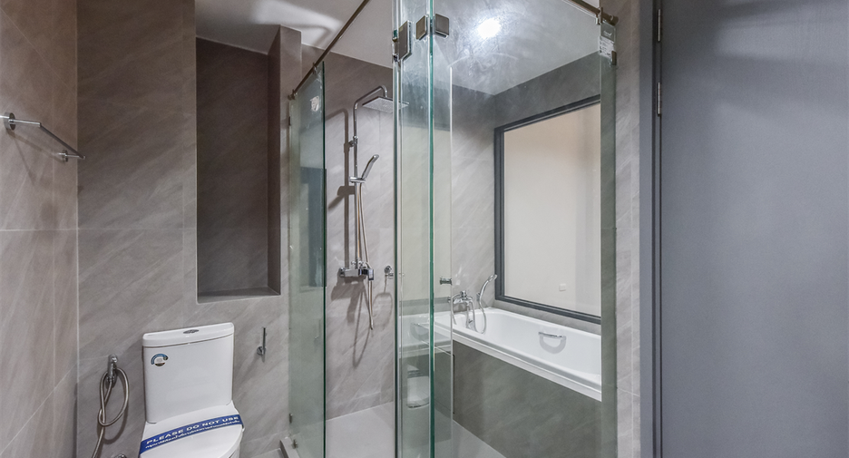 For sale 3 bedrooms condo in Khlong Toei, Bangkok
