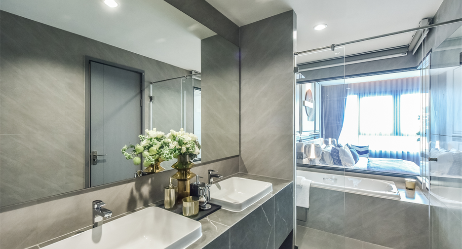 For sale 3 bedrooms condo in Khlong Toei, Bangkok