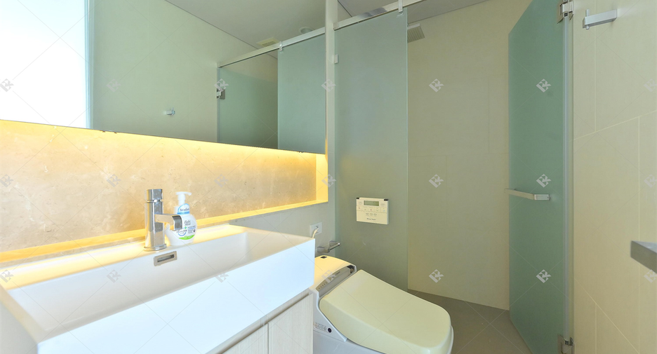 For sale 2 ベッドルーム condo in Khlong Toei, Bangkok