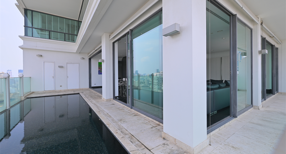 For sale 3 bedrooms condo in Khlong Toei, Bangkok