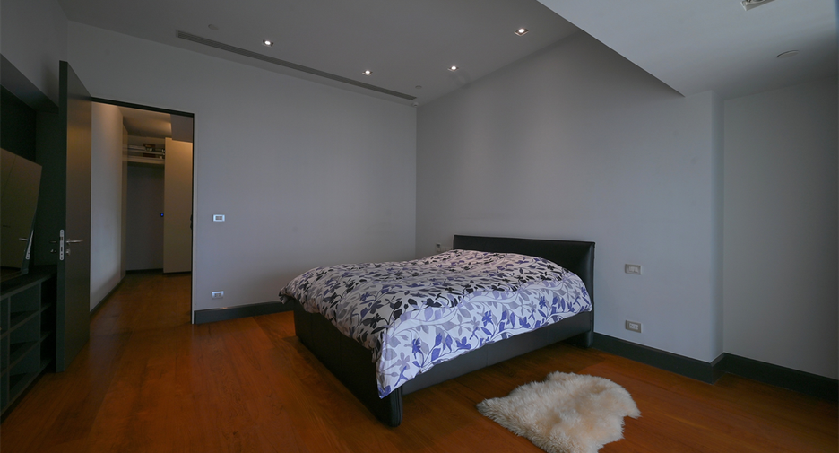 For sale 3 bedrooms condo in Khlong Toei, Bangkok