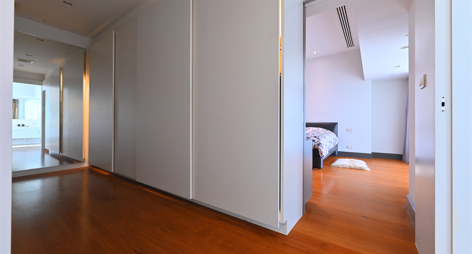 For sale 3 bedrooms condo in Khlong Toei, Bangkok