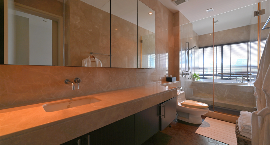 For sale 3 bedrooms condo in Khlong Toei, Bangkok