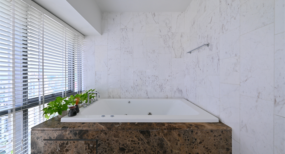 For sale 3 bedrooms condo in Khlong Toei, Bangkok