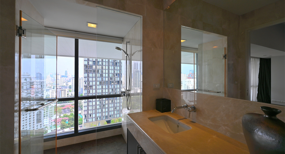For sale 3 bedrooms condo in Khlong Toei, Bangkok