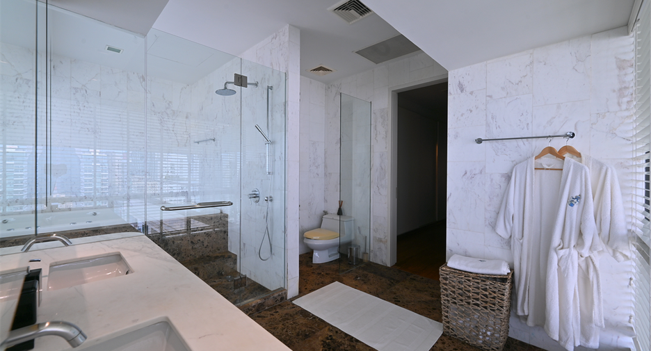 For sale 3 bedrooms condo in Khlong Toei, Bangkok