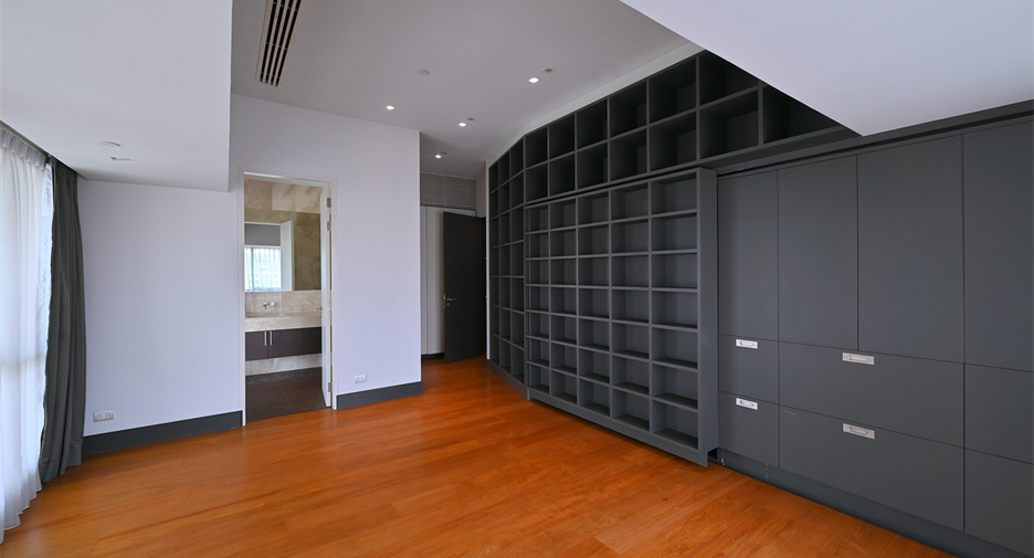 For sale 3 bedrooms condo in Khlong Toei, Bangkok
