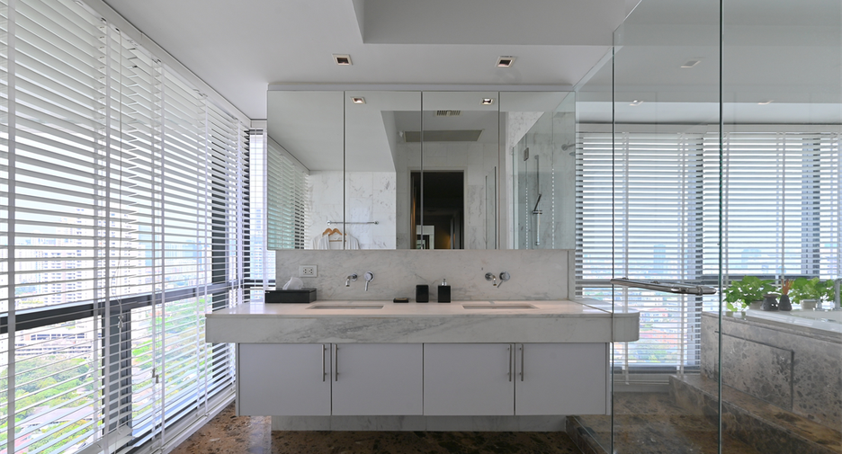 For sale 3 bedrooms condo in Khlong Toei, Bangkok