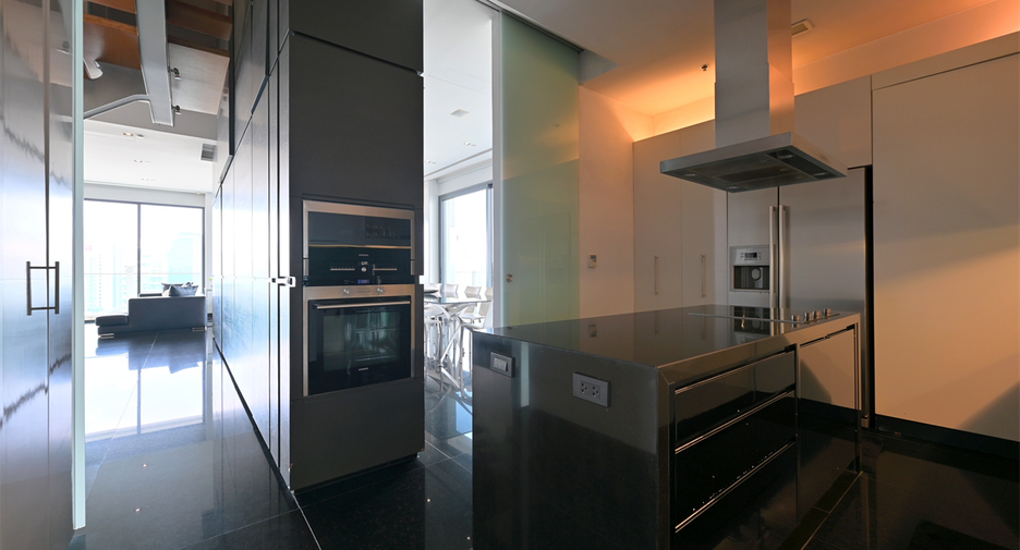 For sale 3 bedrooms condo in Khlong Toei, Bangkok