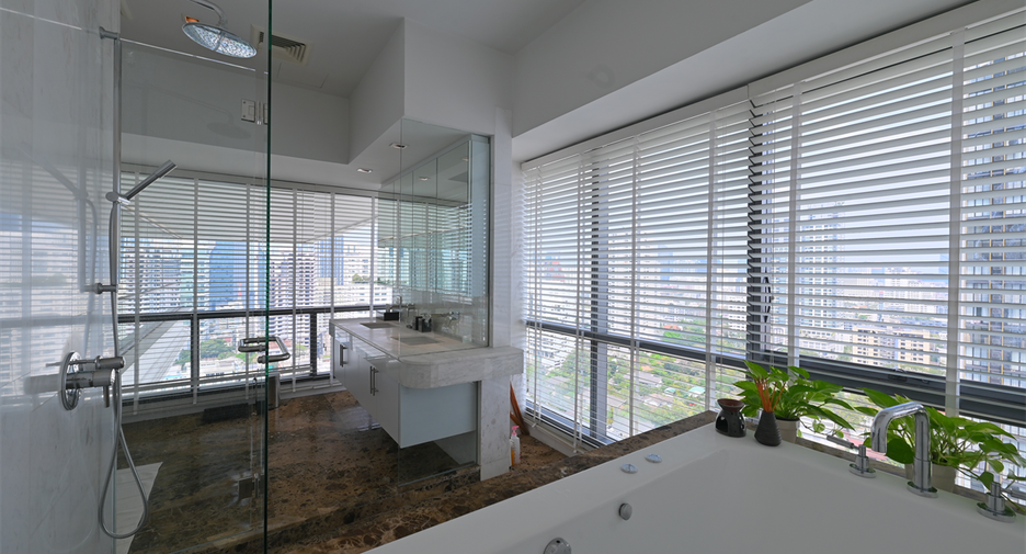 For sale 3 bedrooms condo in Khlong Toei, Bangkok