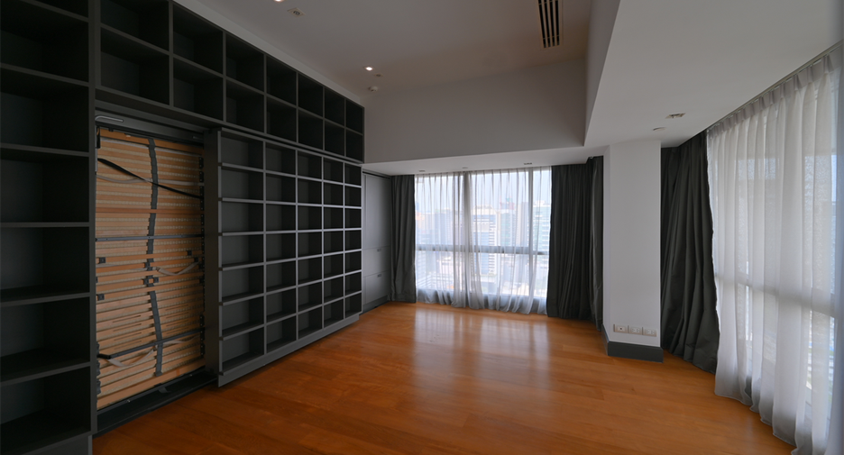 For sale 3 bedrooms condo in Khlong Toei, Bangkok
