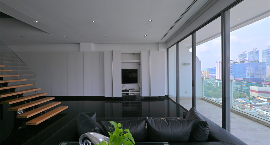 For sale 3 bedrooms condo in Khlong Toei, Bangkok