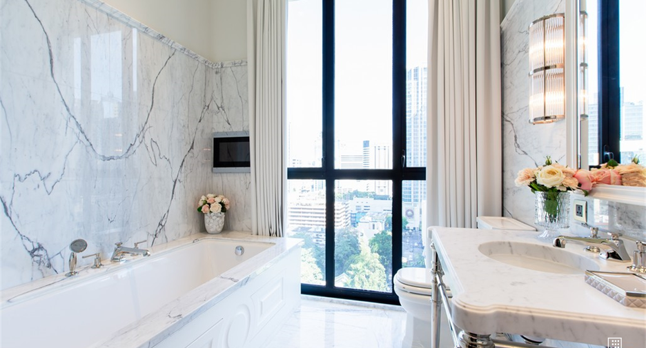 For sale 2 bedrooms condo in Pathum Wan, Bangkok