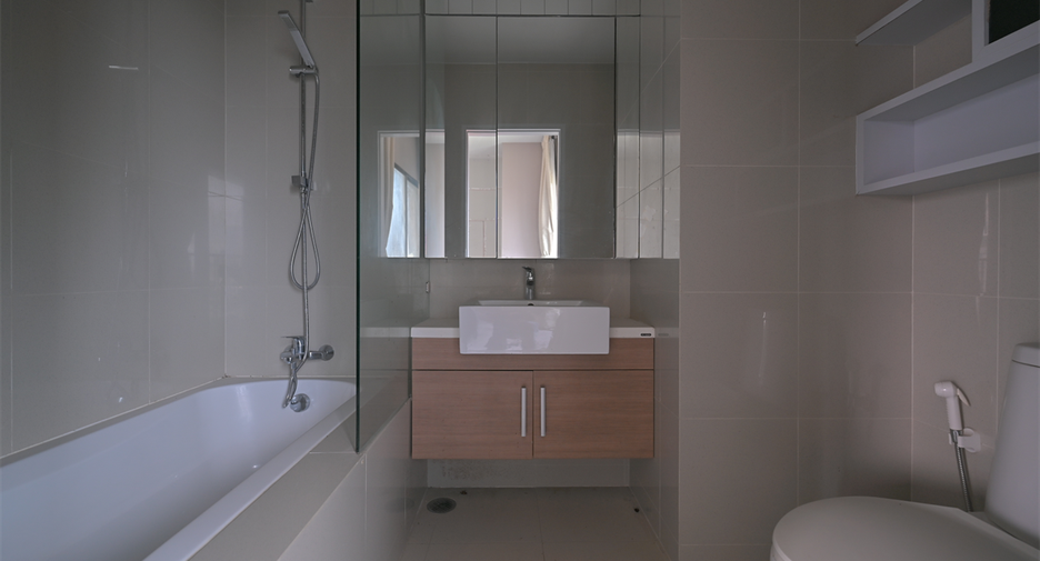 For sale 2 ベッドルーム condo in Khlong Toei, Bangkok