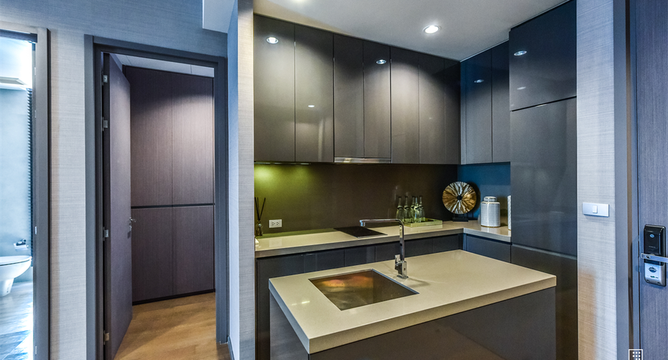 For sale 3 ベッドルーム condo in Sathon, Bangkok