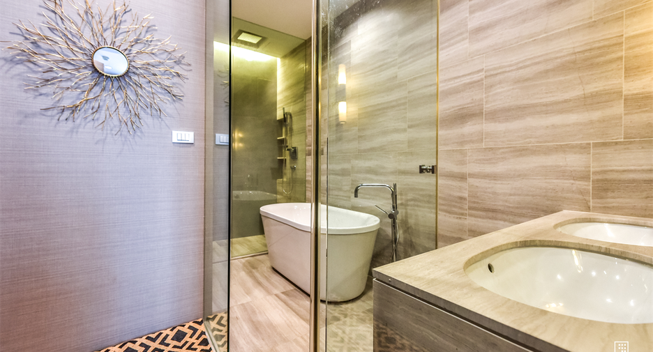For sale 3 ベッドルーム condo in Sathon, Bangkok