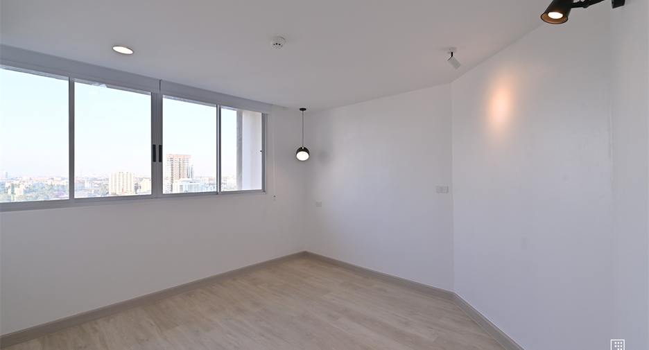 For sale 2 bedrooms condo in Watthana, Bangkok