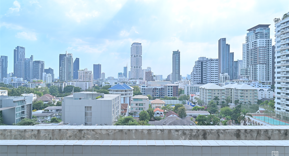 For sale 3 bedrooms condo in Watthana, Bangkok