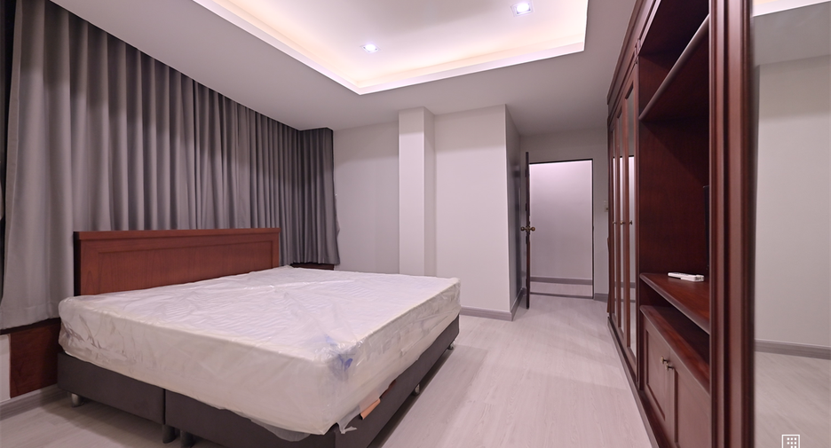 For sale 1 bed condo in Khlong Toei, Bangkok