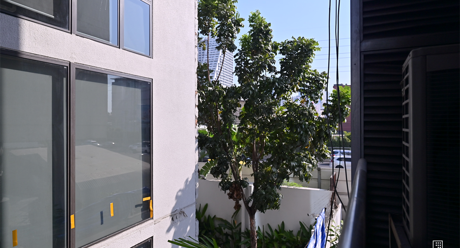 For sale 1 bed condo in Khlong Toei, Bangkok