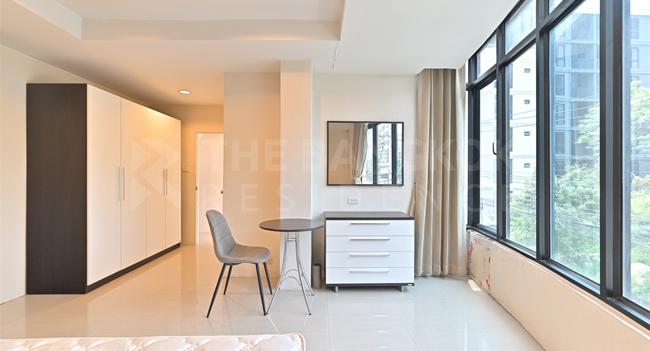 For sale 1 bed condo in Khlong Toei, Bangkok