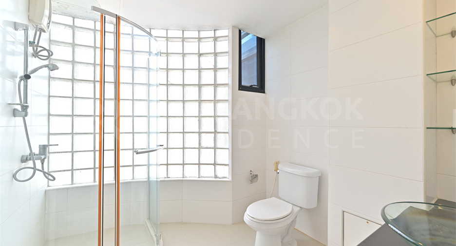 For sale 1 bed condo in Khlong Toei, Bangkok